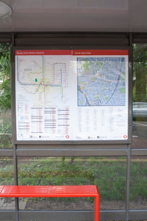 Todos os pontos de ônibus possuem mapas da região integrados com as rotas dos ônibus. Estações, pontos de ônibus, nomes de rua estão listados e integrados. Como se fosse o índice de um livro.